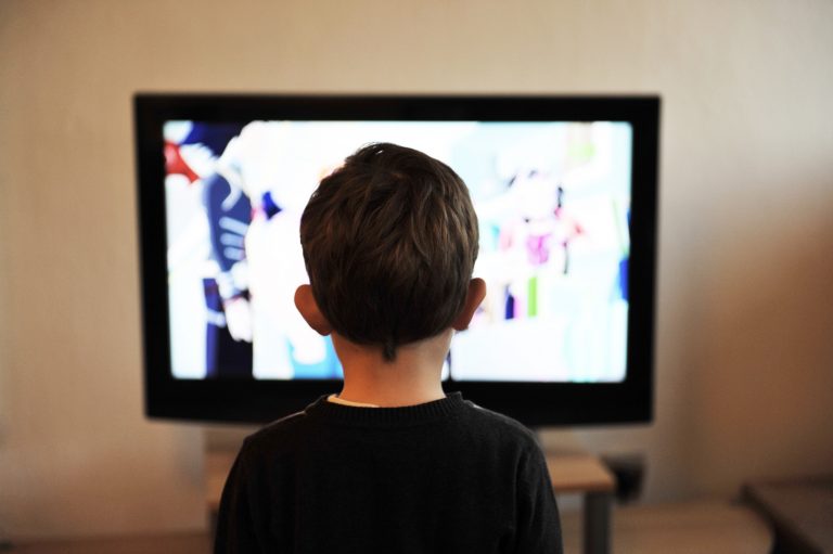 Quanto tempo os bebés / crianças devem ver televisão?
